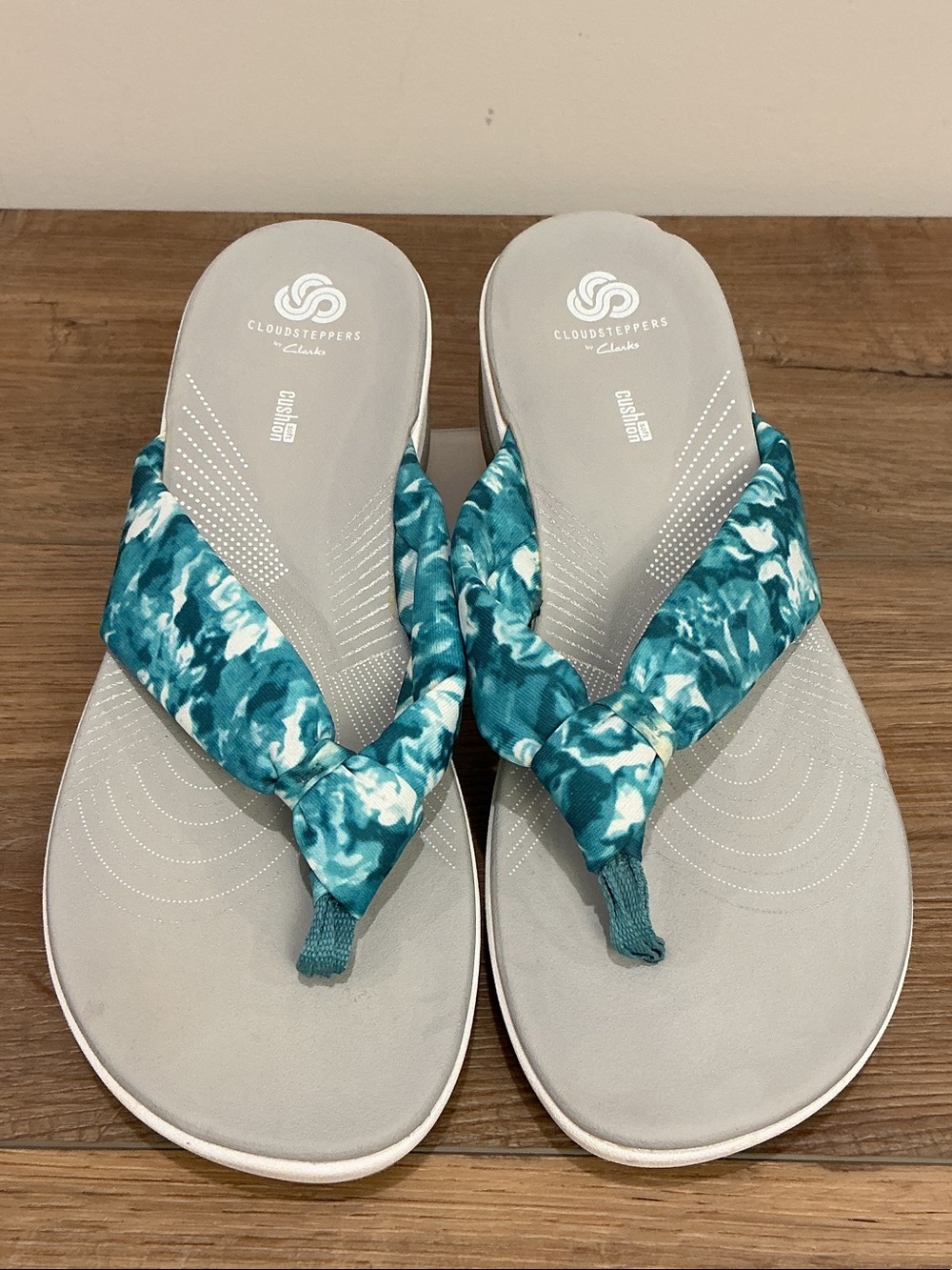 Clarks Arla Glison Teal & White Cloudsteppers Fabric Thong Sandals, size 11